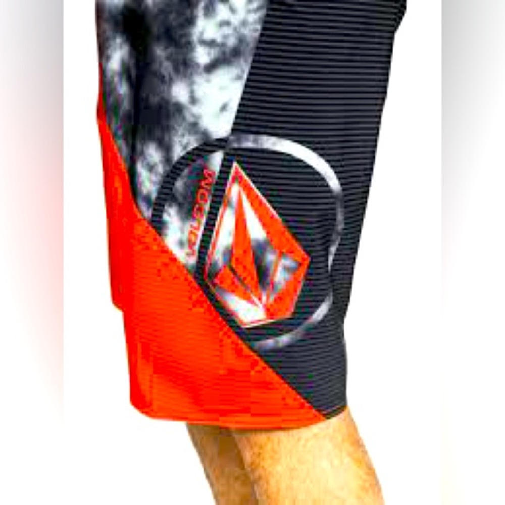 Volcom size 28 Small Mod-Tech red black 10” Liberate Lido board shorts LIKE NEW